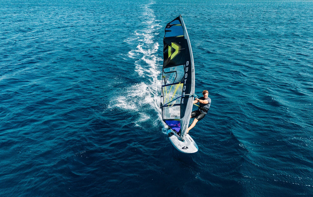 Dein Herz schlägt für das Windsurfen?
Hier findest du alles vom Windsurfboard bis zum kleinsten Tampen!